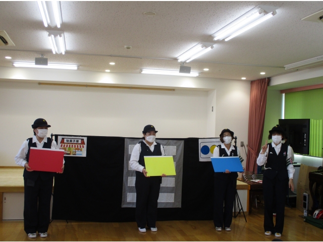 レンジの中に入れると、交通安全に関するものに変身します