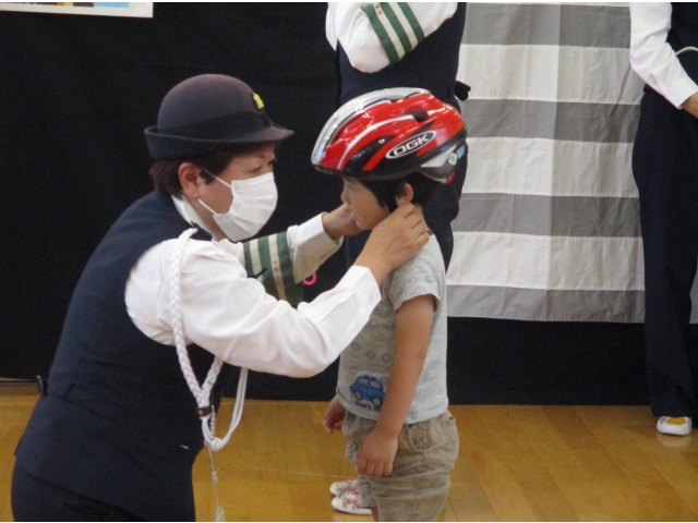 眉毛に合わせて被り、耳がはいるようにベルトをし、ゆるくならないように調節