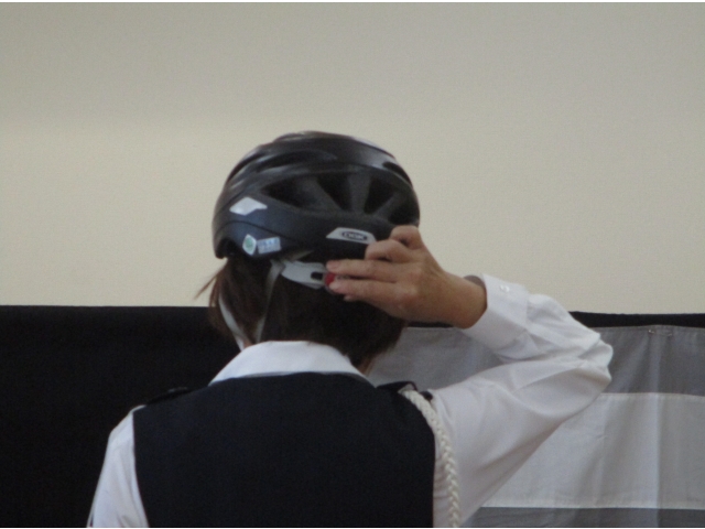 後ろにねじがあるヘルメットがいいですよ。