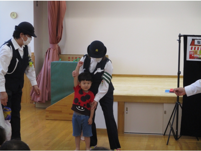 右手を意識する手遊びもしました