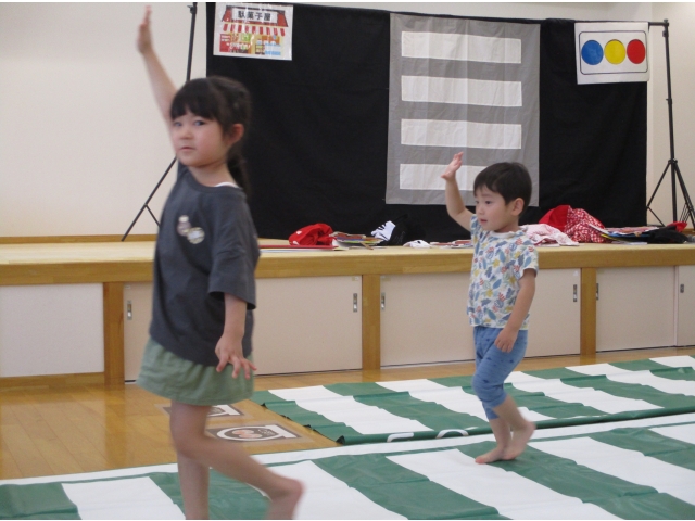 お世話のペアの子と、横断歩道を歩きました