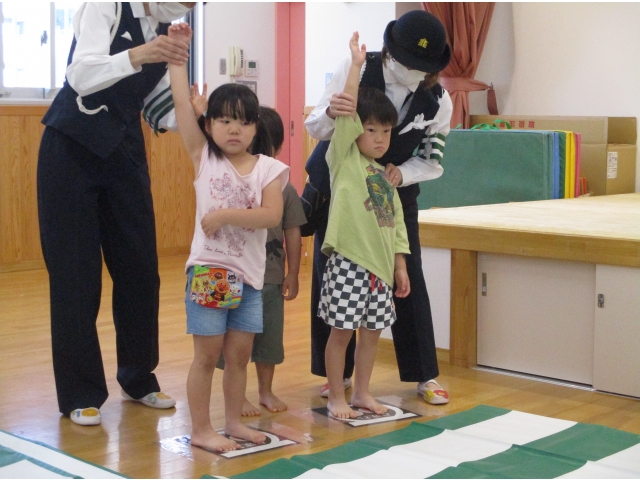 止まって、右・左・右、右手を上げてさっさと渡る事。