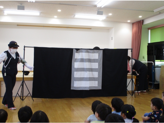 横断歩道の渡り方を、ペープサートで学びました