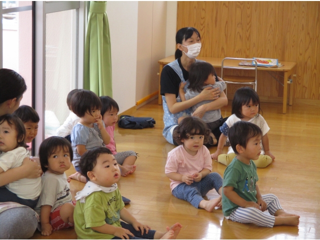 １歳児さんもじっとみつめてました。