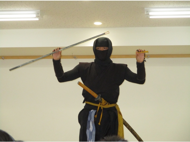 わっ！　吹き矢の登場に、ドキッとした子もいました。