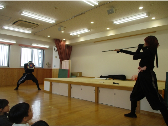 忍術を見せるでござる。吹き矢の術えー、そんなに離れた所から？