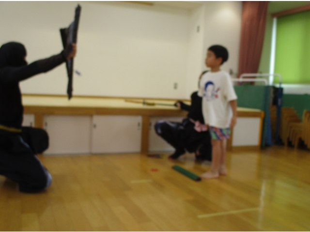 手裏剣の修行持ち方、構え方、投げ方を伝授してもらい、いざ！えいっ！