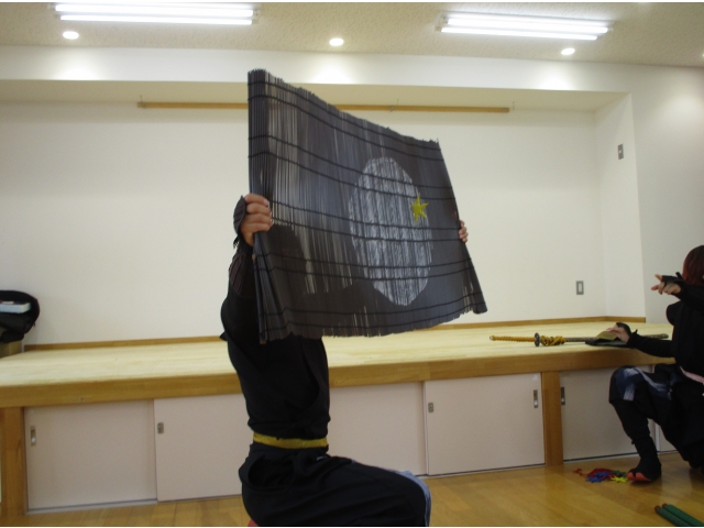 力強く投げ、的に当たったり、突き刺さる子もいました。みんな手裏剣修行を張り切りました。