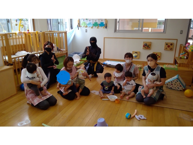 ０歳児の部屋にも出現いつもと違う雰囲気に泣ける子もいました。