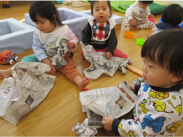 新聞紙を丸めて豆を作りました～