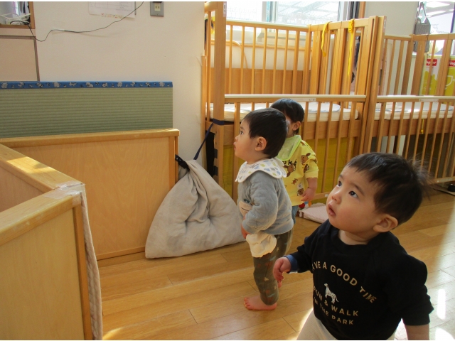 風船鬼が来ると何々～と集まってくる子どもたち