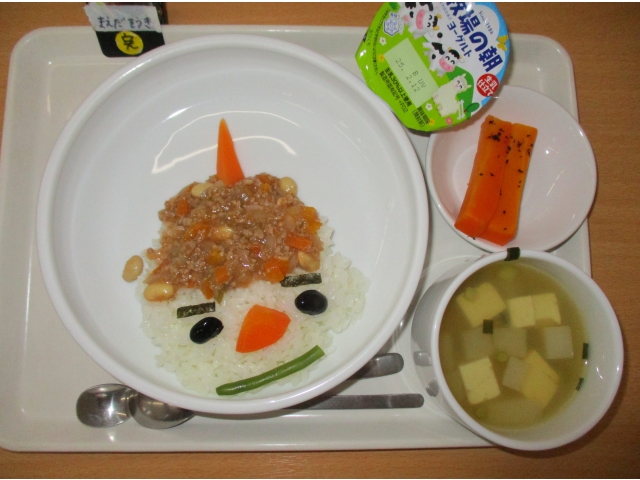 給食は鬼ライス部屋で先生たちが盛り付けしました！