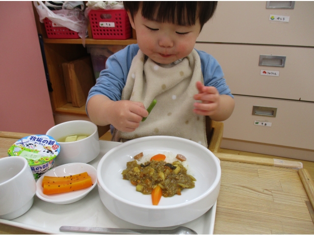 顔のパーツから食べてみていました！