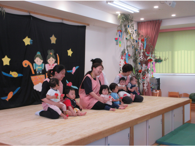 ０歳児たんぽぽ組さん「えんやらりんごのき」