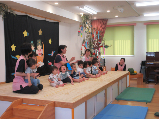 １歳児もも組さん「ちょちちょちあわわ」