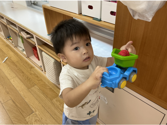 トラックに荷物を載せて出発しま～す！