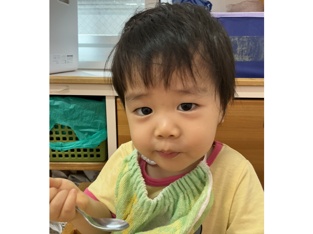 上手に自分で食べられます！“おいしい～”