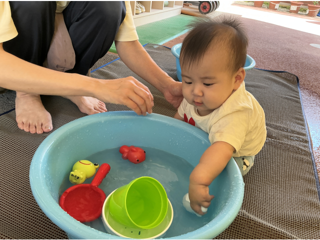 水をちゃぷちゃぷ“冷たくて気持ち良いな～♪”