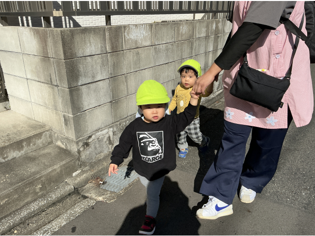 手つないで歩きます！