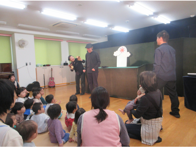 真剣に見ています