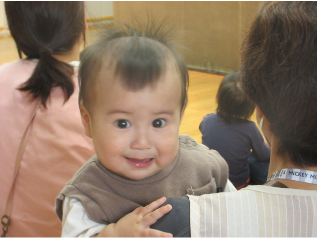 先生に抱かれてニッコリ♪