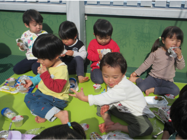 青空の下でのごはん美味しいね