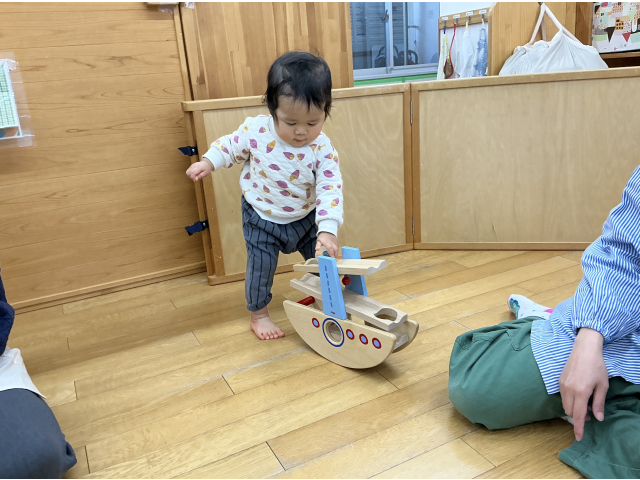 グラグラ揺れるおもちゃに夢中です！