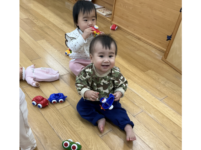 車やプロペラのおもちゃを手に嬉しそうです♪