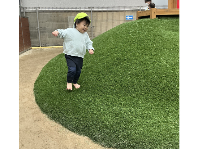 芝生の周りを競走だ！と走っています♪