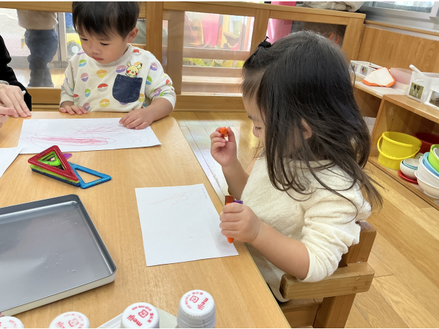 お絵描きブームのもも　組さんたち♪真剣そのものです！