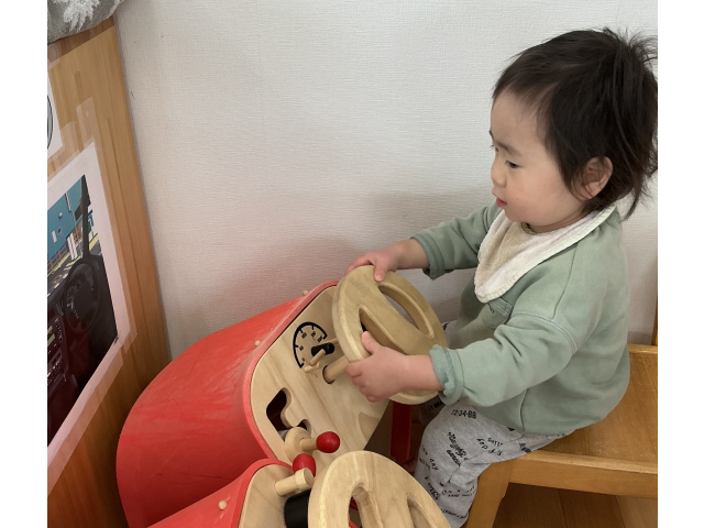 ハンドルをしっかり持ち、ドライブしています！