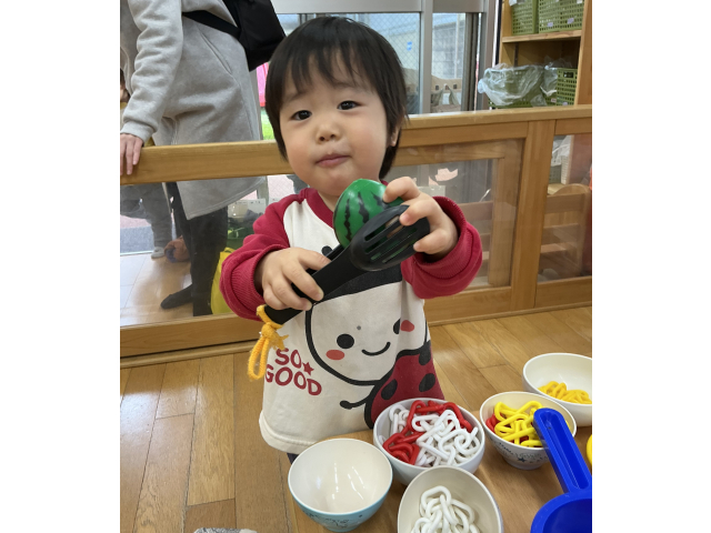 難しい丸いスイカを上手に挟んでいます！