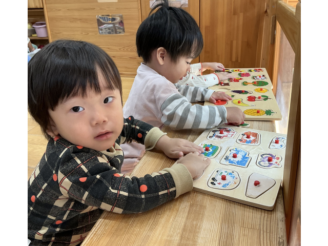 果物や乗り物のパズルを頑張っています♪