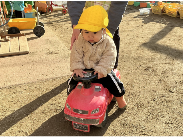 赤い車がよく似合っています！