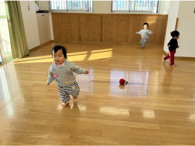 “待て待て～”と追いかけ遊びをしています！