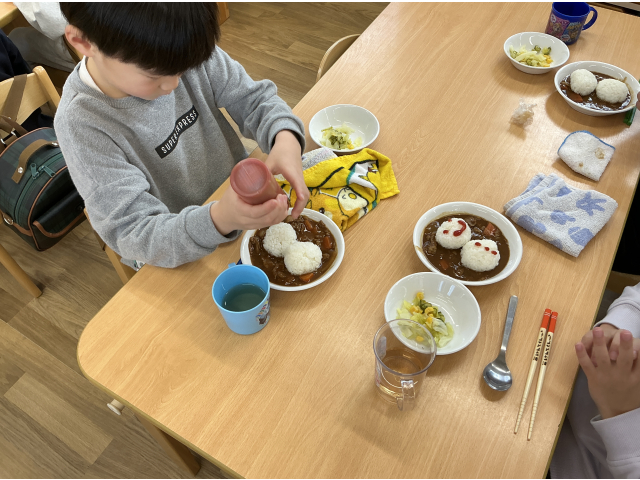 ケチャップで顔やぼたんを描きます