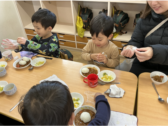 自分でごはんのゆきだるまをおきます