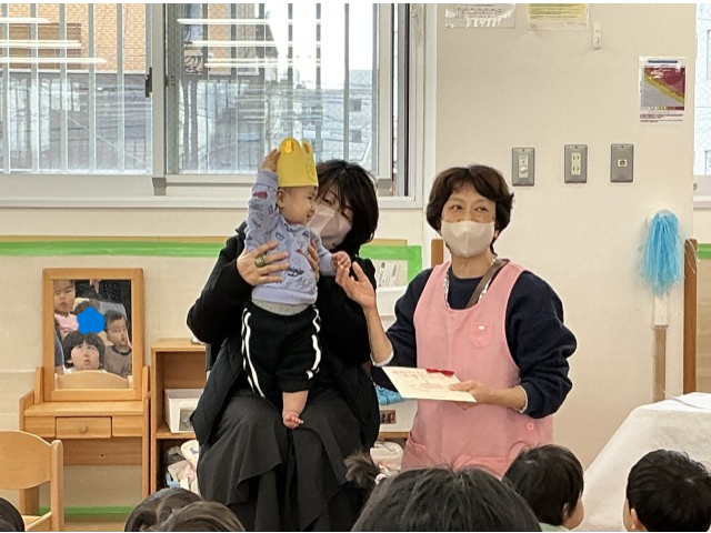 担任の先生からのプレゼントにニコリ♪