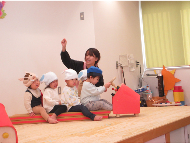 1歳児手遊び歌「バスごっこ」