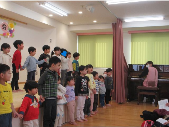 縦割りわらべうた（赤）「おもやのもちつき」（白）「うさぎうさぎ」