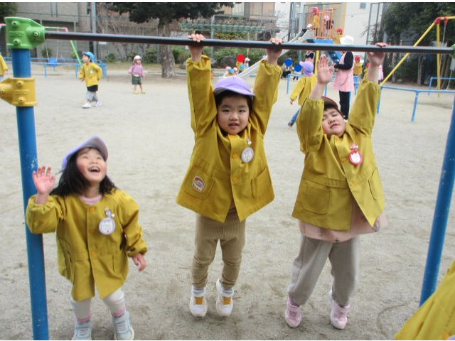 高い鉄棒に手が届いたよ！