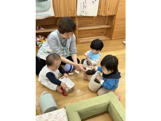 好きな玩具で遊んでいるよ