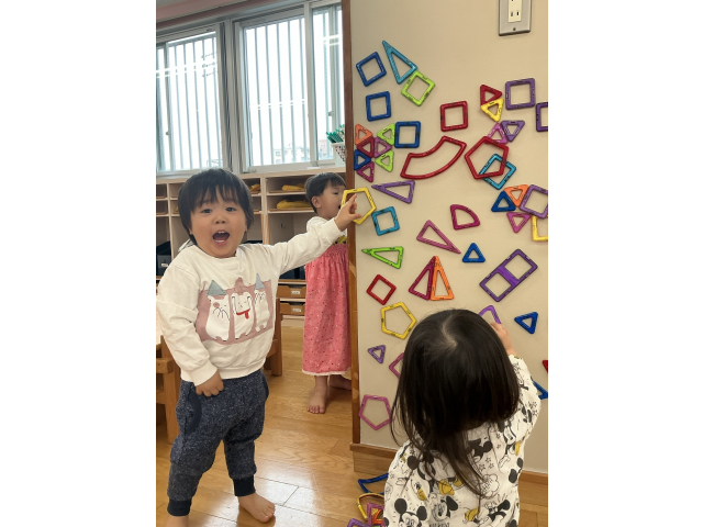 壁にくっついたよ～！