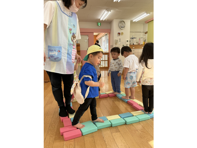 落ちないように歩こう～♪