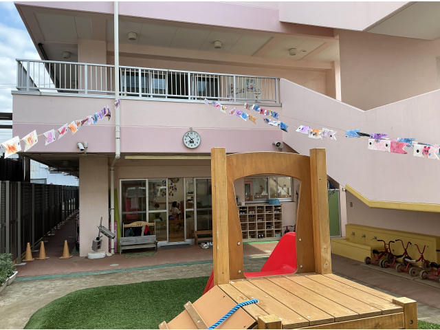 園庭を気持ちよさそうに泳いでいます