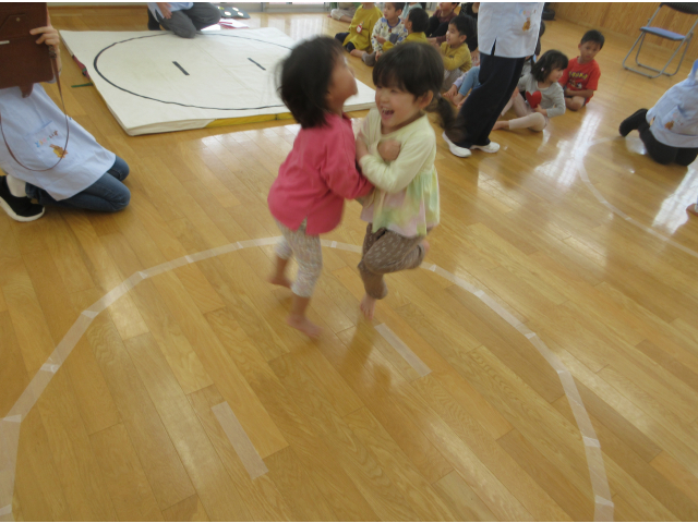 けんけんでバランスをとっています