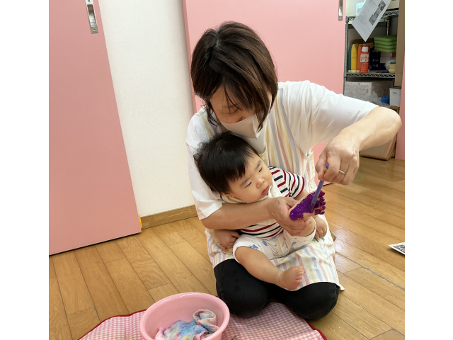 足をぬりぬり～、くすぐったい！