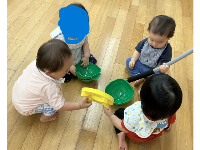 興味津々で手に取っています