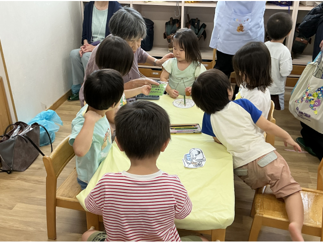 何色で塗ろうかな～と自由に塗り絵をしてお面を作ります