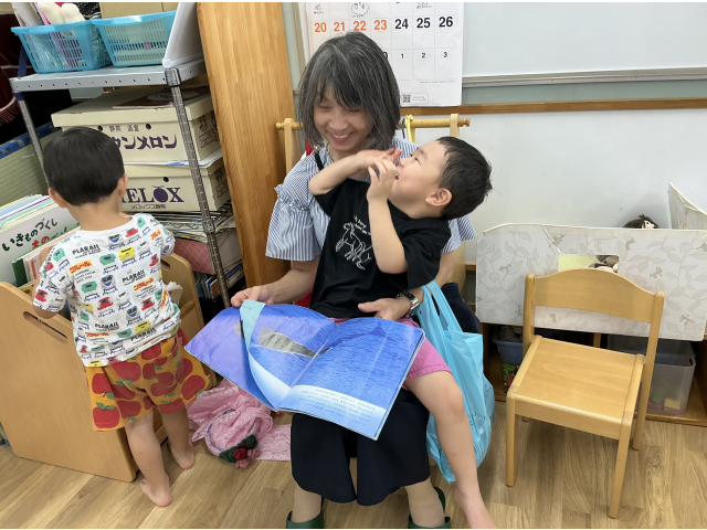一緒に本も読めてとても嬉しそうです☆